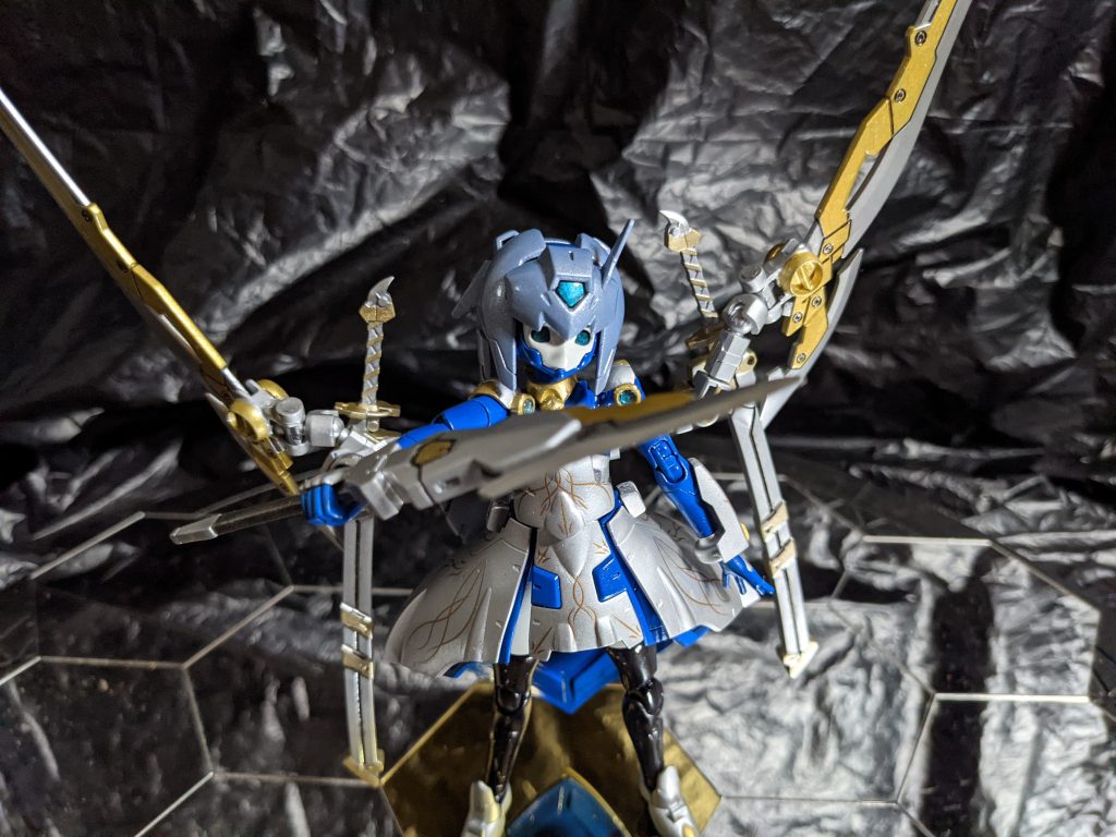 メインとなる剣は粒子を刃上に放出して攻撃する能力を持つが、サブアームの実体剣と短剣、片刃。両刃と組み合わせると段階的に威力と犯意が上がっていく。