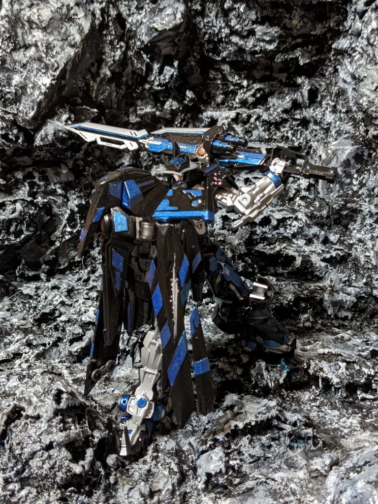 この奇妙な機体の存在は戦争の中に埋もれ見落とされたが、ゴールドフレームの天ミナの耳に届き、彼女自ら調査に乗り出した。とはいえ、「何かがいるのは間違いない。だがそれが何かはわからない」という結果だった。あまりにも情報が少ない。本当にいるのか疑わしくなるほど実態がつかめなかったと彼女は語る。
