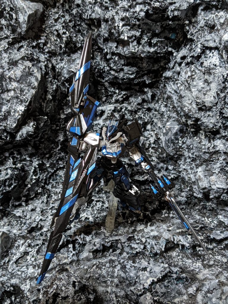 わからないのはこの機体のパイロットの目的である。被害は連合、ザフト関係なく出ているので、どちらかの陣営に与しているわけではないらしい。何より理解不能なのはこの機体の目撃例がすべて戦場に限定されていることだ。