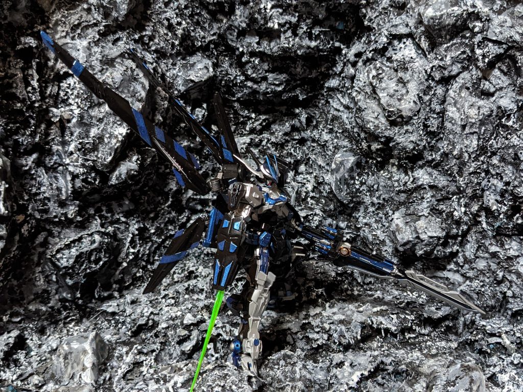 まるで幽霊のように・・・あるいは本当に、戦場に散った魂たちが失われた機体にとりつき現世に舞い戻って戦場をかき回している・・・そんなオカルトな噂を信じてしまいそうになる。何を望み・・・何を求め・・・何を手に入れたのか・・・それは誰も知らない。
