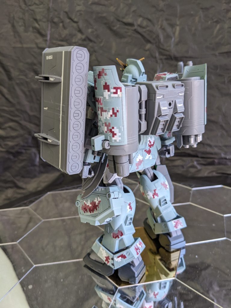 一番の特徴であるツインガトリングは基部から稼働するのですが腕までは届かないので途中までしか再現できません。