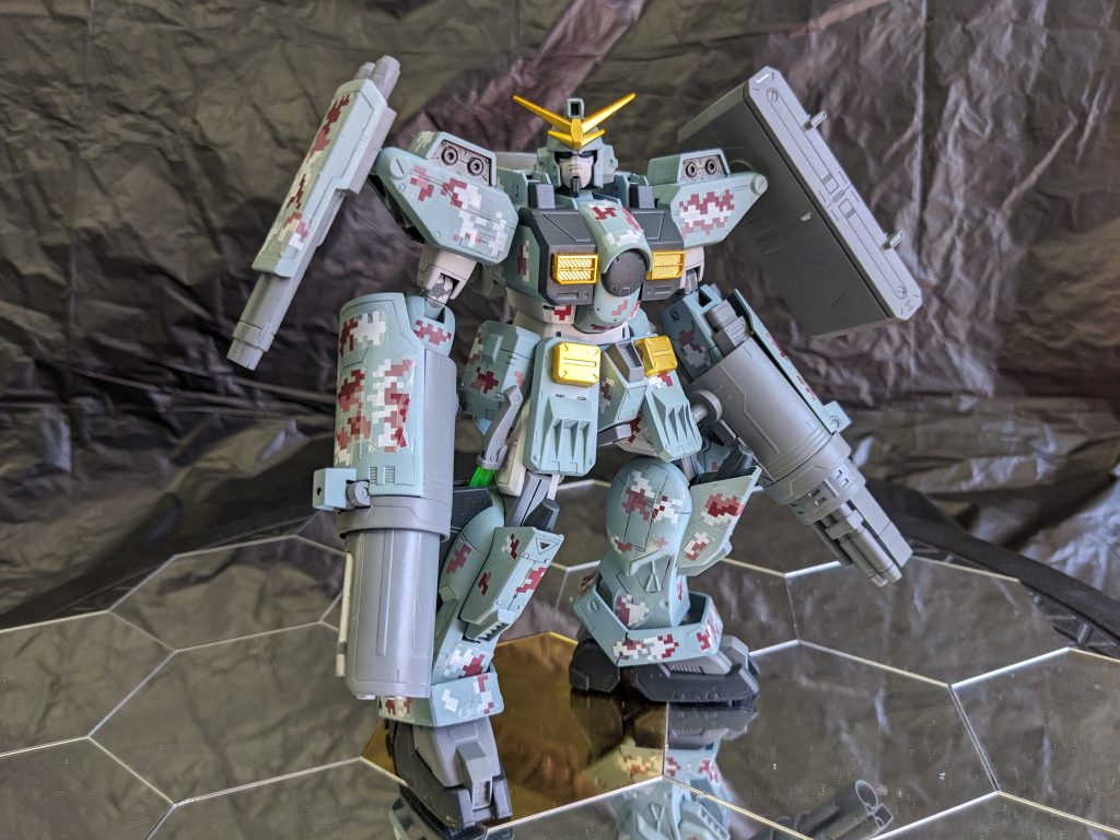 ツインガトリングガンのパイプが一体成型だったので切り離してプラパイプで作り直しています。