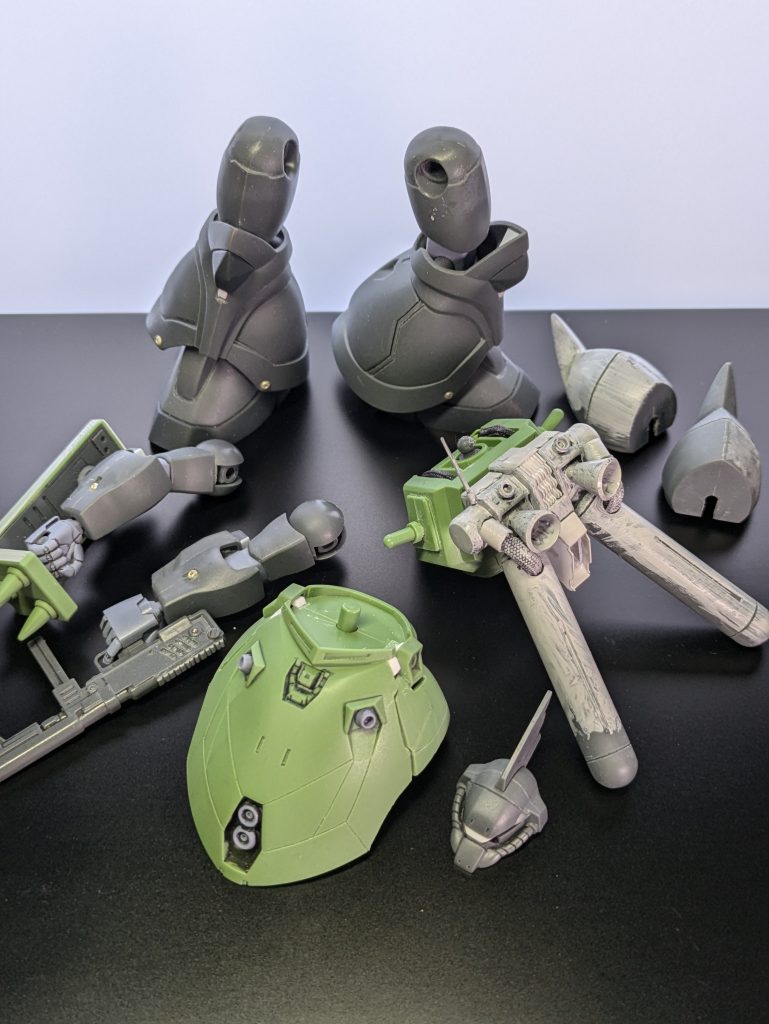 バラバラ状態でもう一枚。最終的に武器は他キットゲルググのライフルに持ち替えました。