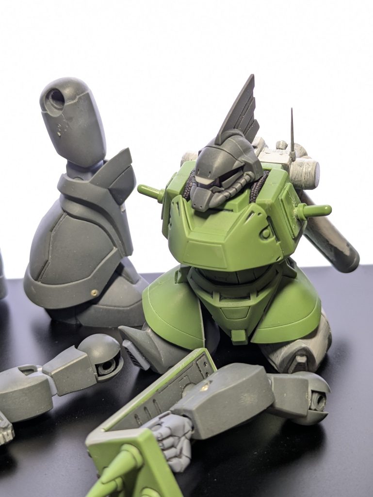 基本的な形状はあまりいじらずにモノアイスリットの傘部分を延長して悪感を強調。サイドスカートは開くように加工しました。肩口にもパイプ追加でディテールを足しています。