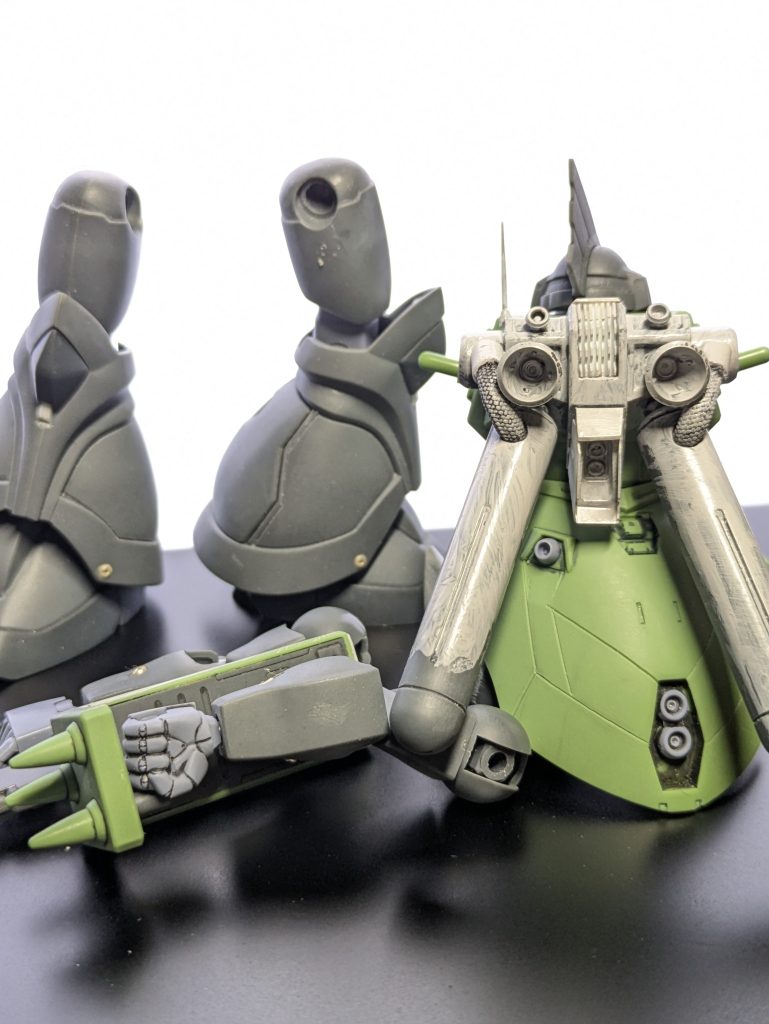 背面。ランドセルの改造です。スリットを追加したり下部スラスターにカバーを付けたりしています。