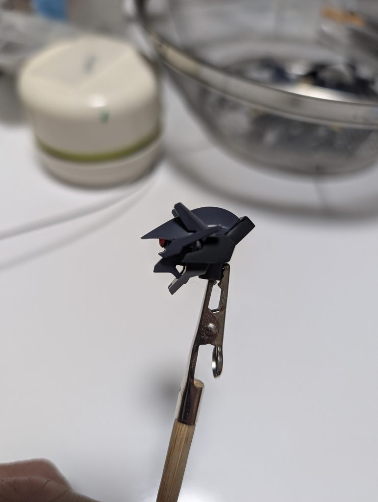 モノアイは赤のレジンをベースにレンズ状に作りました見づらいですがそのままヘルメットを被せるとモノアイがほとんど隠れてしまうため1mmぐらい削って薄くしました