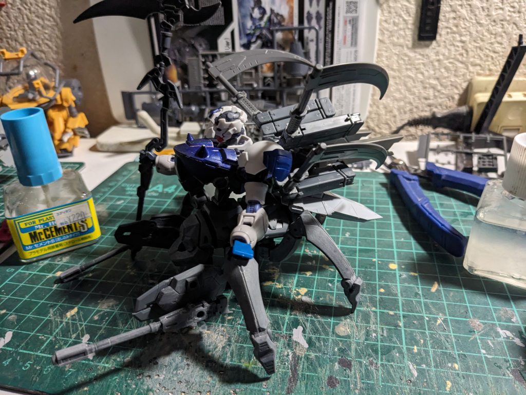 これだけ背後に突出していると普通の二本足だとアクションベースを使わないとひっくり返ると思う。