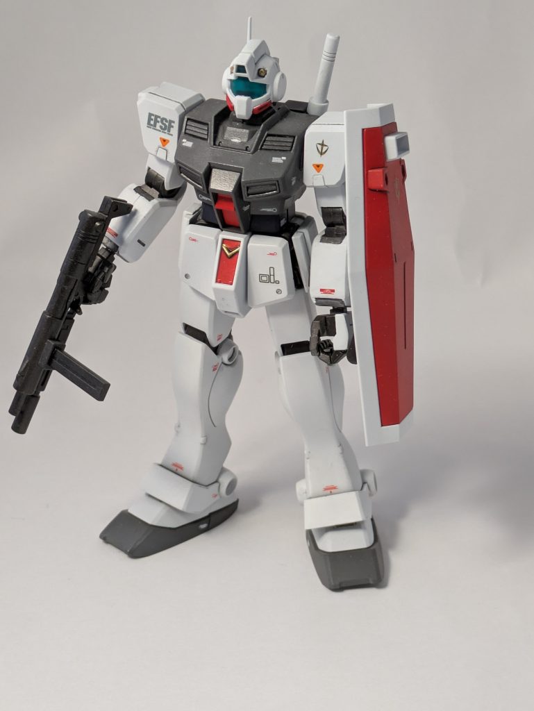 20年前に発売のキットということで、頭、胴体、前腕、足と合わせ目ばかりなので、合わせ目消しと後はめ加工がメインの工作となりました。