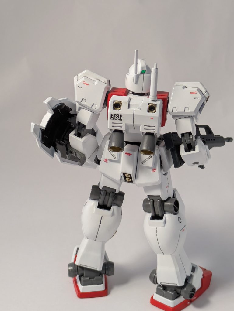 前回投稿したジム寒冷地仕様と同じく、腕と足の合わせ目消しと後はめ工作を行いました。一部消しきれなかった部分はモールドとして処理しています。しかし後ろから見ると足が太い(笑)