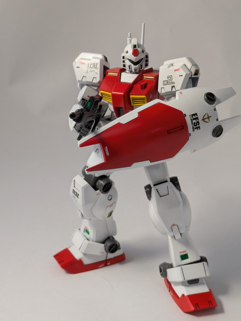 設定では、ヘイズルのビームライフルを装備しているのですが、キットがないのでジムライフルのままです。