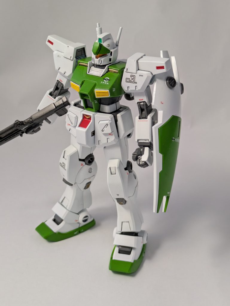 エゥーゴ所属機ということで緑と白で塗装しましたが、胴体の塗り分けで非常に苦労しました。元の色と比べて非常に塗り分けが細かいんですよ胴体だけ。