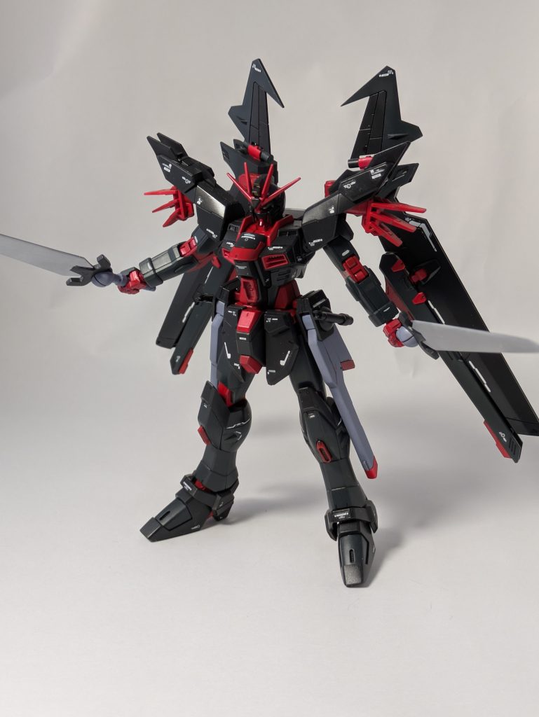 ノワールストライカーに装備されていた、鎌は切り落として本体部分を剣として作り直しました。完全な実体剣なので、斬るよりも突撃して相手に突き刺すという使い方をイメージしています。(SEED DESTINY 34話のアレをイメージしていただければ)