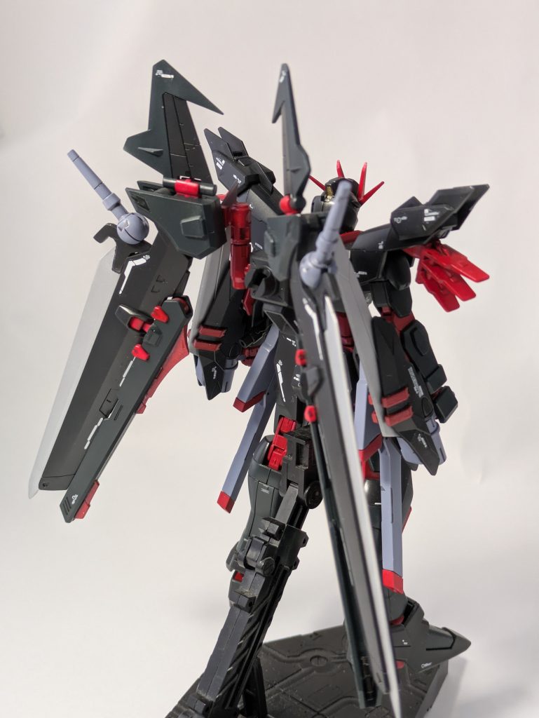 まず両腕をフリーダムガンダムのものと取り換え、そこにホビージャパン付録の強化パーツを取り付けました。ノワールストライカーはラヴファントムではウイングの位置が逆さになっていたのを通常の向きに戻しました。