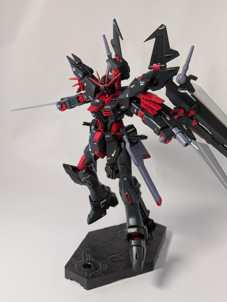 主な武器は両腕のフェダートンファー。これで中距離の射撃から、格闘戦をこなします。相棒のワイルドストライクフリーダムが近接特化型なのに対し、こちらは機動力を生かして近~中距離に対した戦い方をします。