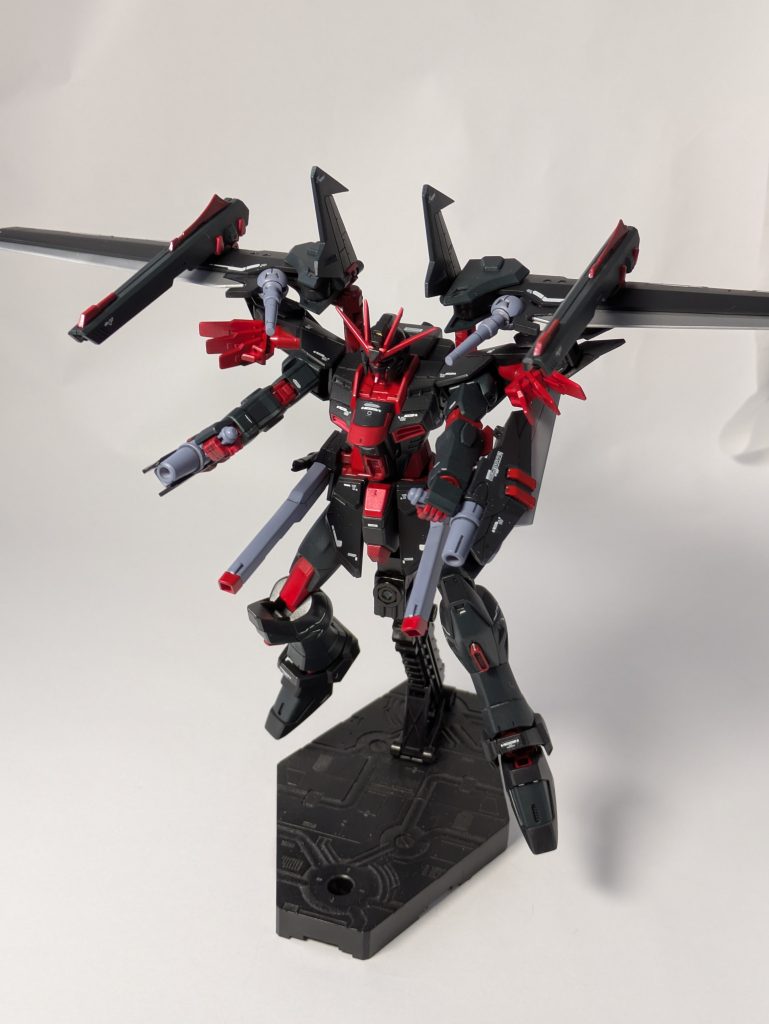 ストライクノワールRのフルバーストモード。腰とウイングのレールガン合計4門、両腕のフェダートンファー2門、腹部のカリドゥス複相ビーム砲と、ベース機に比べ火力は落ちているので、敵を倒すよりも牽制やかく乱といった用途で使うことを想定しています。