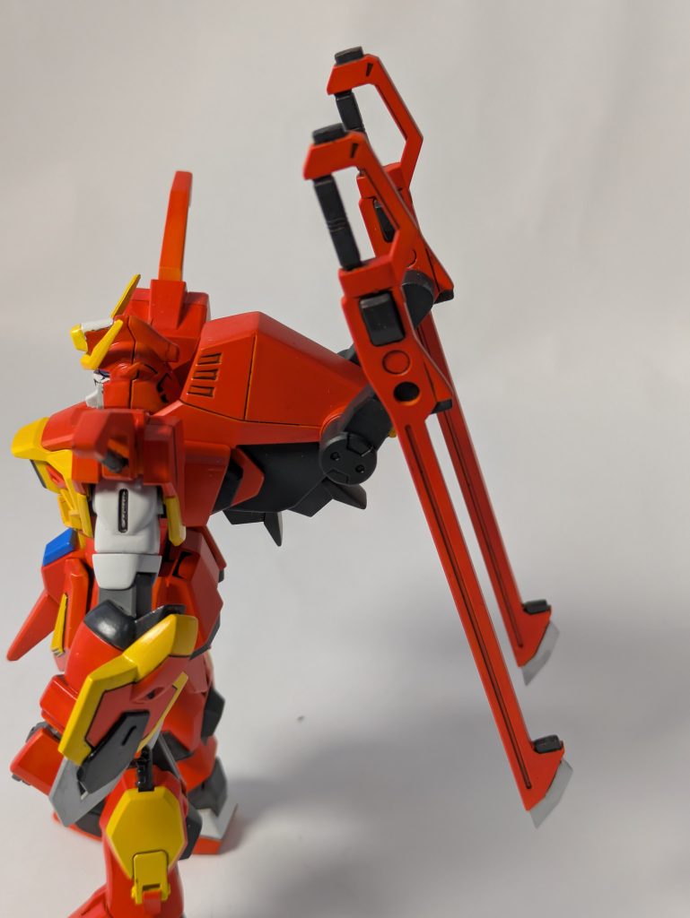 対艦刀はビーム部分が一体成型になっていたので切り離し、背面装備状態のみ再現しています。同様に両腕のアンカーも閉じた状態に変更しました。