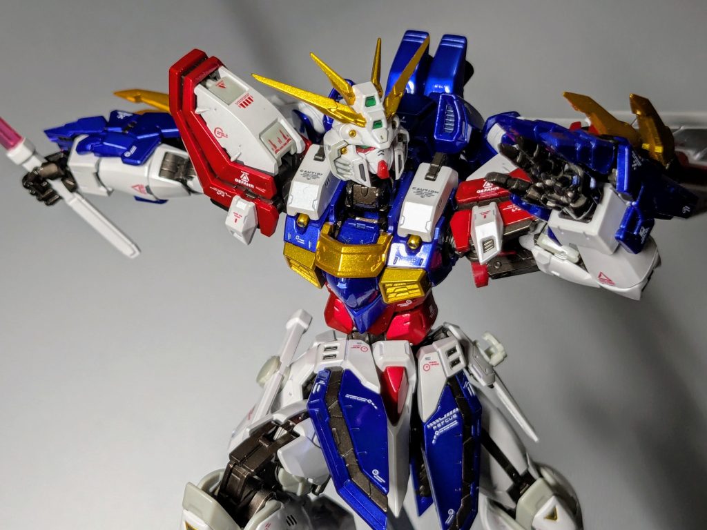 関節や赤青金は成形色生かしのパールシルバー吹き〜クリアカラーでコートする感じでキャンディ塗装。白部分はパール吹き〜軽くクリアコート。