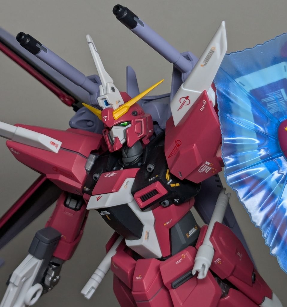 ｼﾞｬｽﾃｨｽの顔は面長感を抑えたくて、白いマスク部分の下側や斜め面を削って小型化しつつ、アゴパーツも少し上の位置になるように調整しました。マスク下側のスジは彫り直し。お目々の緑色は敢えて塗装せず、クリアパーツの成形色をそのまま生かしてます。