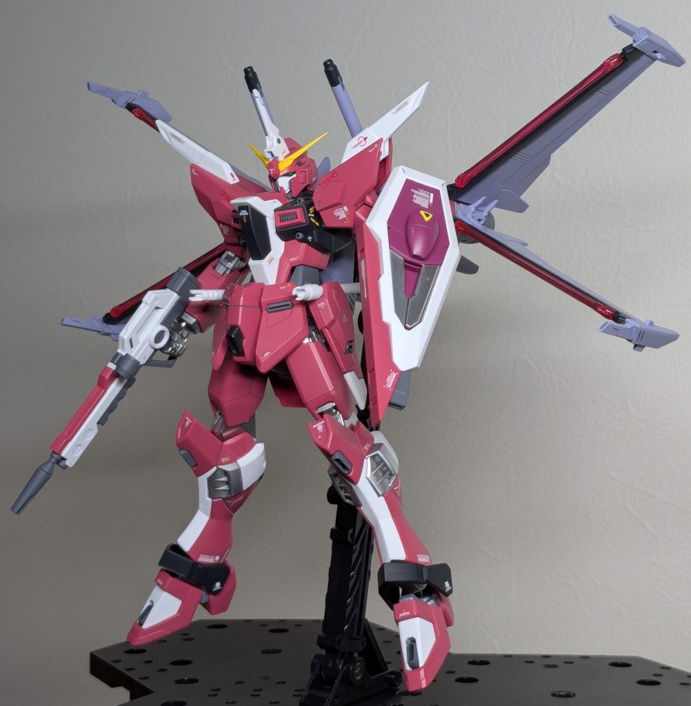 足はもうちょい長くしたくて、腰前アーマー全体を1mm位上へずらし、腿上の関節差し込み部分で4mm前後伸ばしてます。安易な改造ですが、好きなバランスになりました。