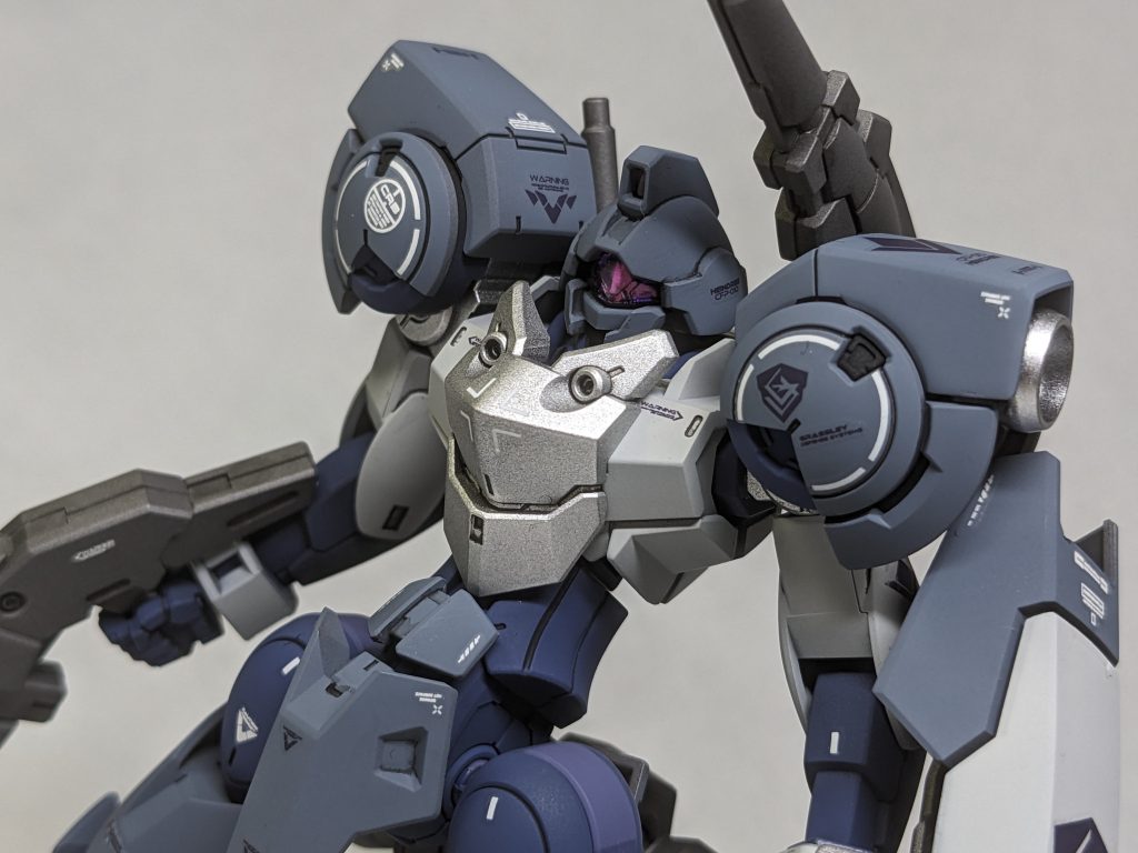 胸元のアーマーはシルバーに変更しました。