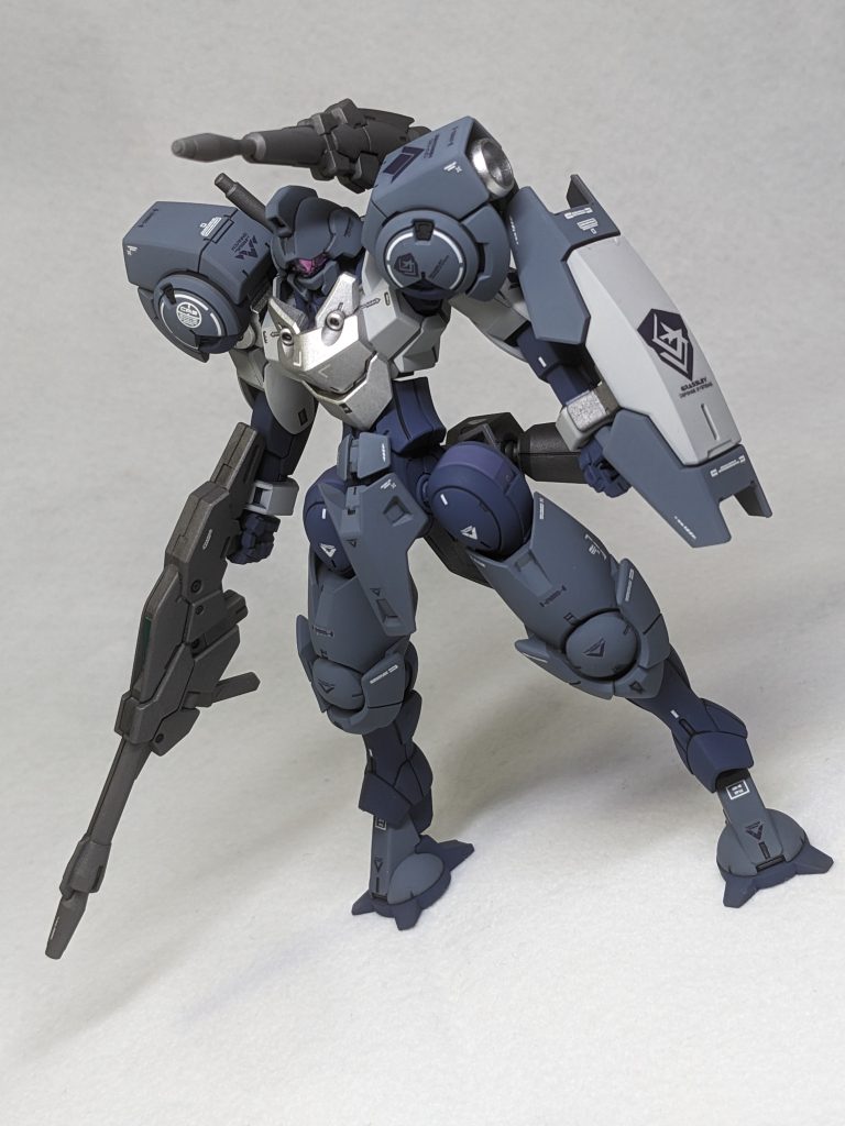 制作してて思ったのですが、説明書や公式ホームぺージの設定画とプロポーションがぜんっぜん違います。設定画はずんぐりな印象なのですがプラモはめっちゃスラッとしてて、んめっちゃカッコイイです。