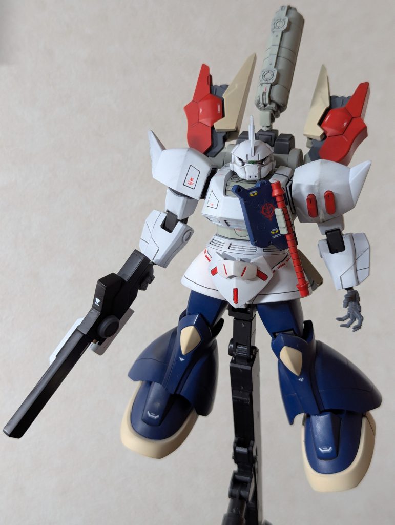 ビームライフルをほぼフルスクラッチ。アーマードコア6のリニアライフルを参考にしてます。アクシズに逃げ延びたゲルググを改修したという設定にしてZガンダム時代になるのかと思い、ビームライフルはEパック式。モノアイが緑色なのはネオジオンで改修されたから(手元にピンクのモノアイパーツがなかったから)です。その割にエンブレムはジオンのままだな……?