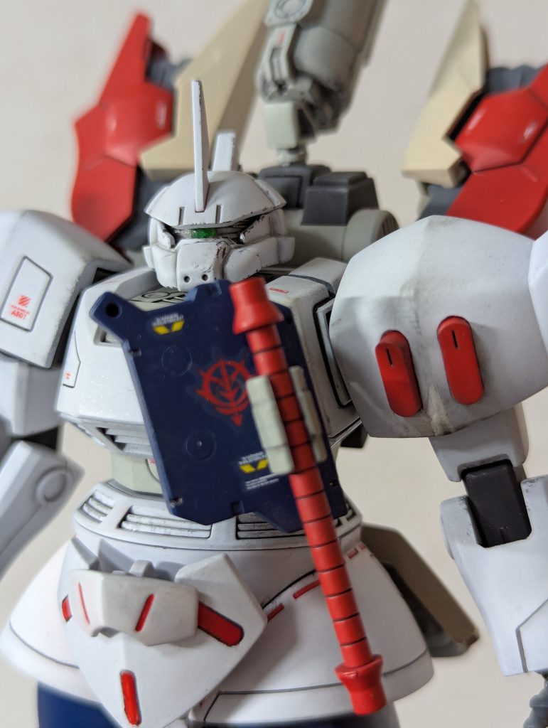 キュベレイっぽい要素。・左肩アーマーに穴を空けて別途パーツを差し込み(失敗)・ベギルベウのフロント&リアスカートをくっつけて装着穴あけ時にパーツぎちぎちだったためパーツを差し込んだところで強度が限界だったらしく、スミイレしてたら下側が割れました。ついでに修復も失敗。