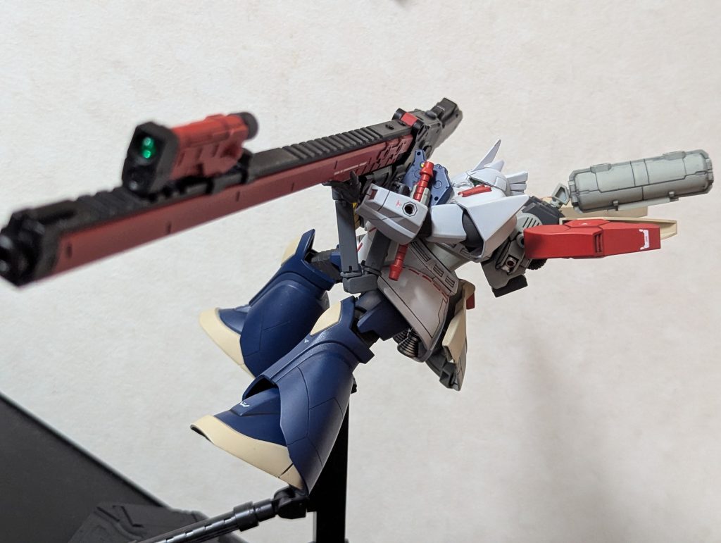 主な改修ポイント・合わせ目消し・合わせ目消しに伴う膝関節の後嵌め加工・キュベレイっぽいパーツの追加(一部失敗)・スジボリを少し追加・漏影のバーニアとリアスカートを追加・30mmオプションパーツのミサイルランチャーの側面部分を切り落として胸当てとして装着&ネオジム磁石の埋込・30mmのカスタマイズウェポンのバックパックっぽいものを切り落としてプロペラントタンクとして装着・スナイパーキャノン保持のためサブアームを追加・ビームライフルをほぼフルスクラッチ