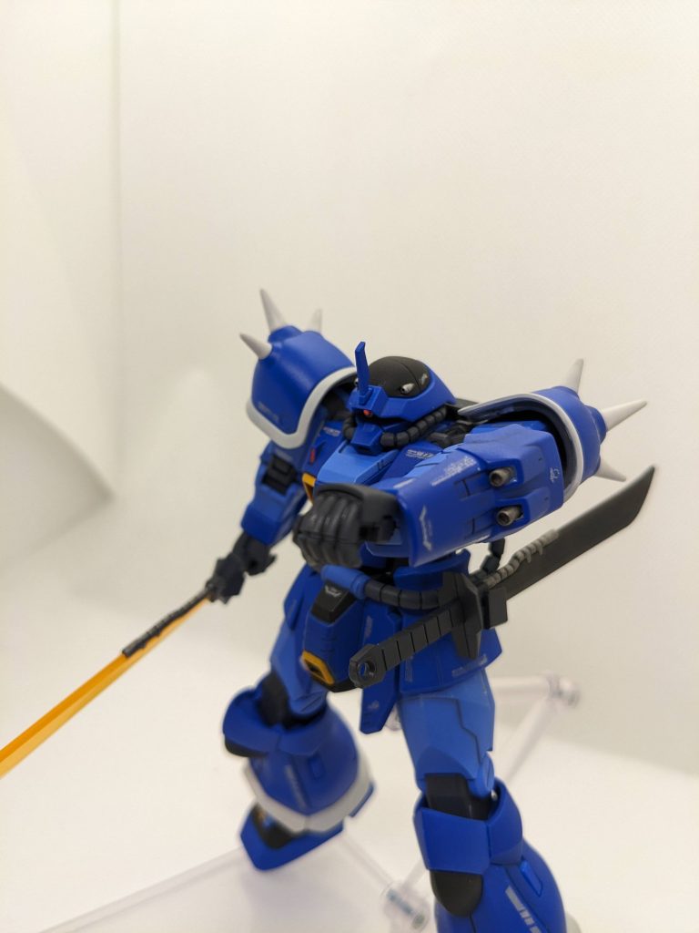 シールドを持たせるにあたり、デフォルトの手甲は干渉しそうなので余剰の改手甲も用意しました。グレネード部分は余剰になかったのでバルカン風にプチ改造。