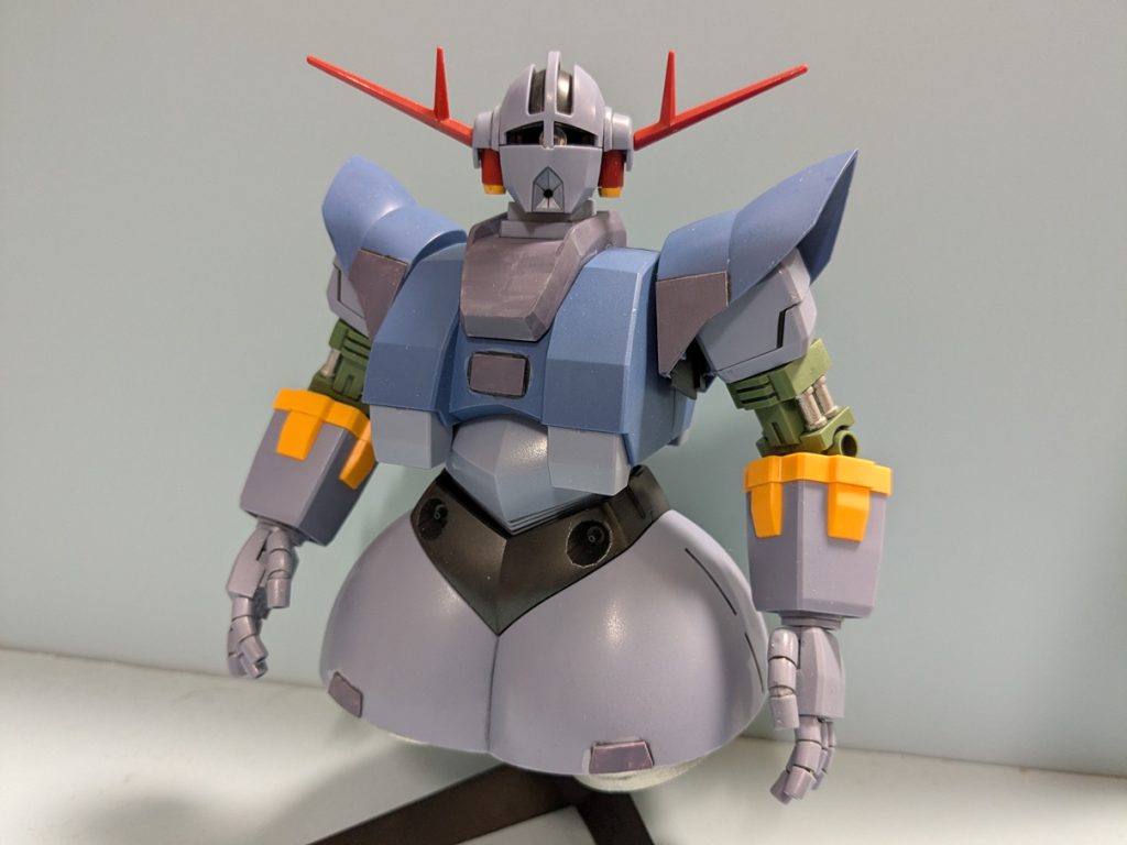 正面から、今回初めての試みで切り出したプラ板を貼り付けてみました('ω')ノ貼り付けた場所は胸のコクピットハッチと肩、スカートの前の簡単なものとなっていますが、簡単に考えてたけど形考えるのはやっぱセンスが求められますね(;´Д`)