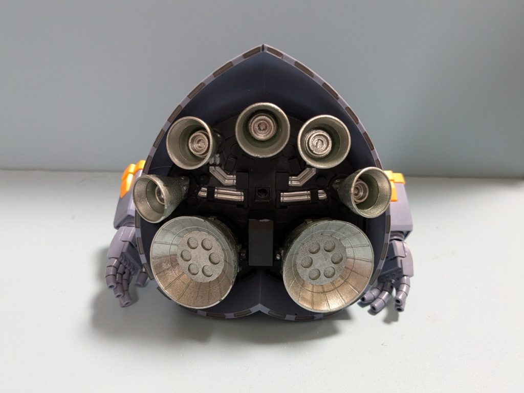 スカートの中( *´艸`)結構ちゃんと塗装しました、まぁ中は黒い方がごまかし効くかなと・・・(笑バーニアは形成色だといまいちだったので銀色にしました('ω')ノ