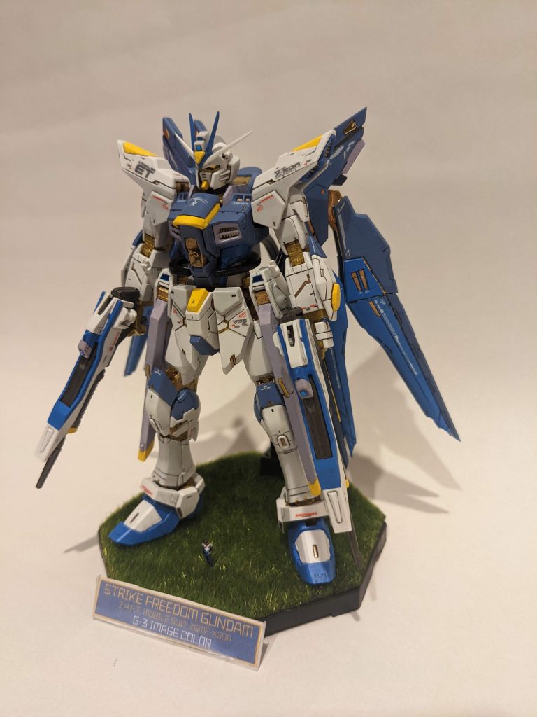 実は台座も作りました100均のディスプレイスタンドに、100均の草をくっつけてます