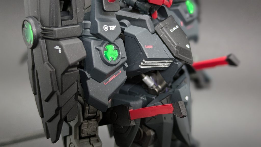 緑の部分は、付属のメタリックシールの上にレジンでコーティング