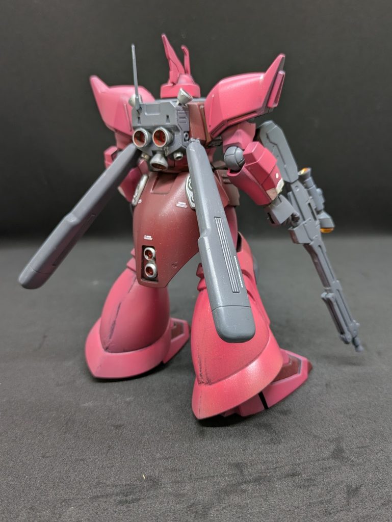 しかし、ポケ戦の劇中ではルビコン作戦遂行のため、サイクロプス隊を無事にコロニー潜入させるのに活躍しましたが、名のあるパイロットが乗っていないためか、なんとなく地味なイメージ。何かのゲームでシン・マツナガが乗っていたようですが、ギレンの野望に出てこなかったと記憶しているので、別のゲームなのかな?合わせ目を消したはずが、消えてませんね・・・。彫刻刀で削って、モールドっぽくしてみたのですが、雑なんで汚いだけですね^^;