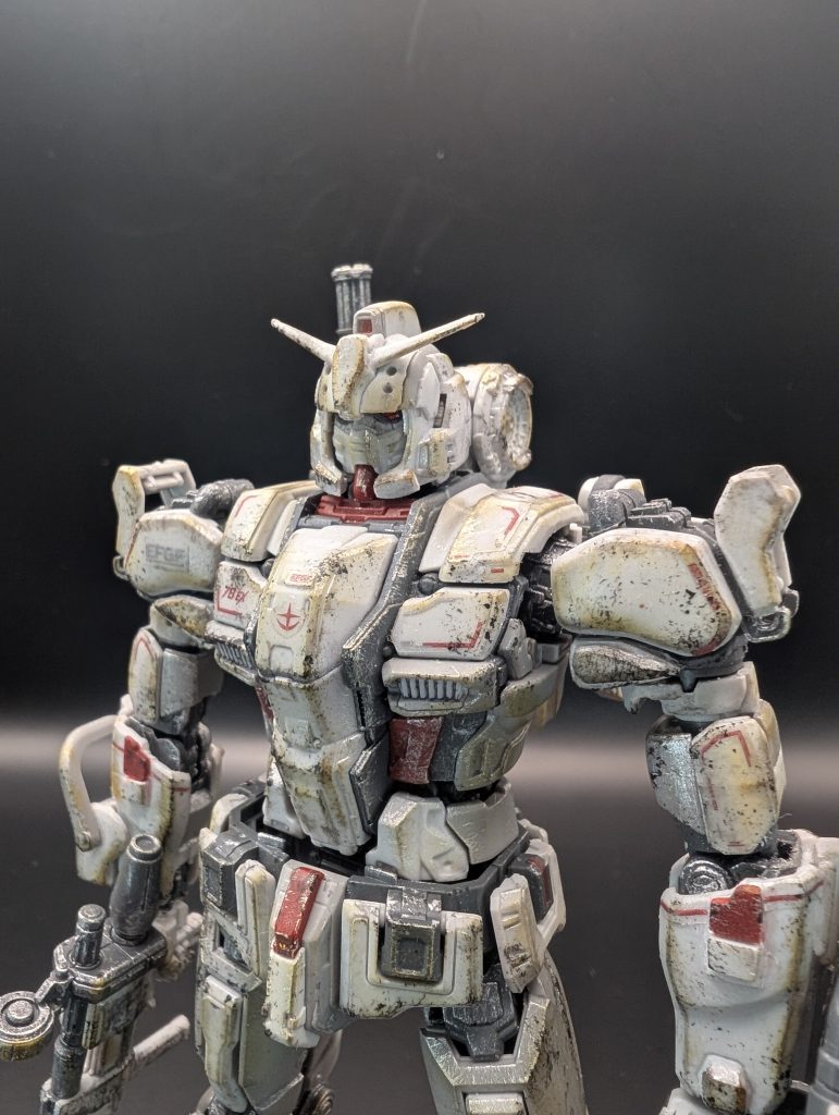 顔がヘルメット含め凹凸なくのっぺりしていたので、顔を少しオフセット、頬当ての装甲、おでこのアンテナ基部を厚くしてます