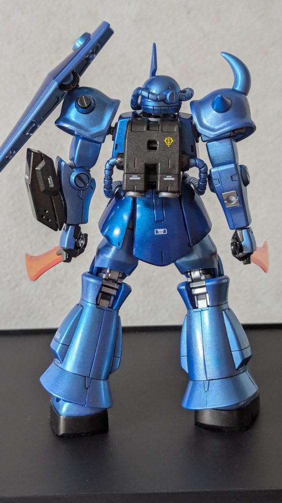 塗装面。400番→800番でやすりがけしてからサフ無し水性ホビーカラーでエアブラシ塗装。クリアトップコートで仕上げました。濃い青はメタリックブルー。薄い青はシルバー＋色の源シアン微量。黒いのは焼鉄色。関節部はシルバー。シルバーの箇所とモノアイレールだけつや消しにしてみたけど画像ではあまり質感の違いを感じられませんでした。