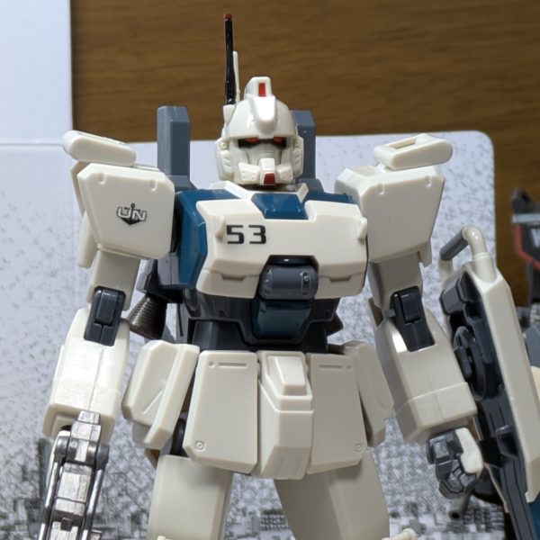 HGUC RX-79(G)ガンダムEz8 UNMC第18実験隊第5小隊3号機デカール貼り完了!!一晩じっくり乾燥させてから艶消しトップコートへ。まだまだ綺麗な機体だけど、これから機体色が変わるほど汚します。因みに番号の意味はシールドの185は第18実験隊第5小隊を意味し、胸部のは第5小隊3号機を意味してます。（1枚目）