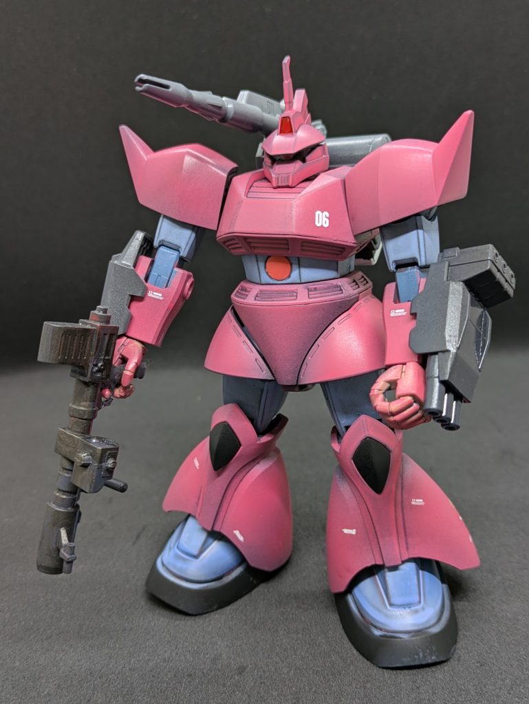 キットは量産型ゲルググ／キャノンのコンパチ。実はＣ型にしたのは今回が初めてです。今ではなかなかお目にかかることのないキットになってしまいました。量産型、キャノン型、さらに両方の指揮官型と計４つも楽しめるので、そりゃあ人気あるよなー。武器のロケット砲は旧キットＭＳＶから。短いなーと思ったけど、装備するとそれなりに見えます。（私には）カラーレシピ。ピンク：クレオスのアニメ版シャアザクカラーを２種類混ぜました。青：ネイザーブルー