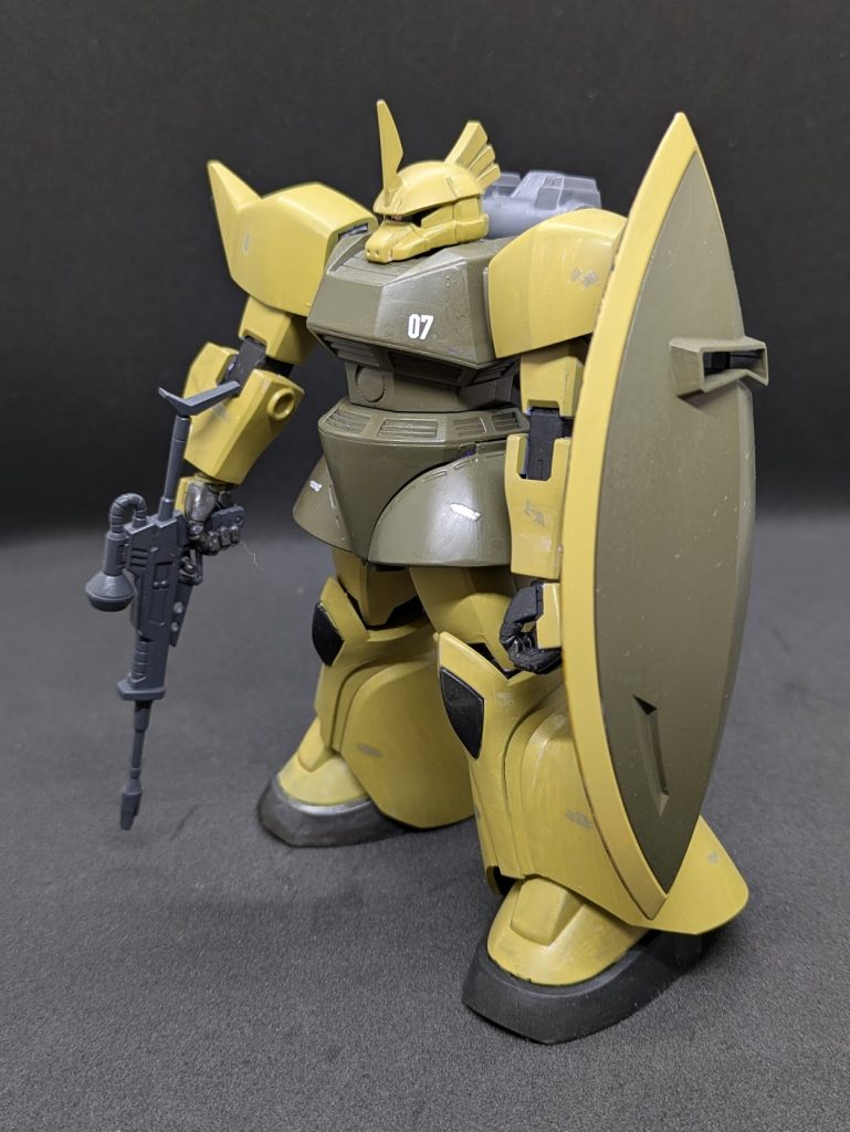 キットはHGUCシャアゲルを塗り替えただけです。塗料は余っている茶系の色を色々チョイスしましたが、イメージは旧キットのリアルタイプゲルググです。バックパックはMSVから流用しました。