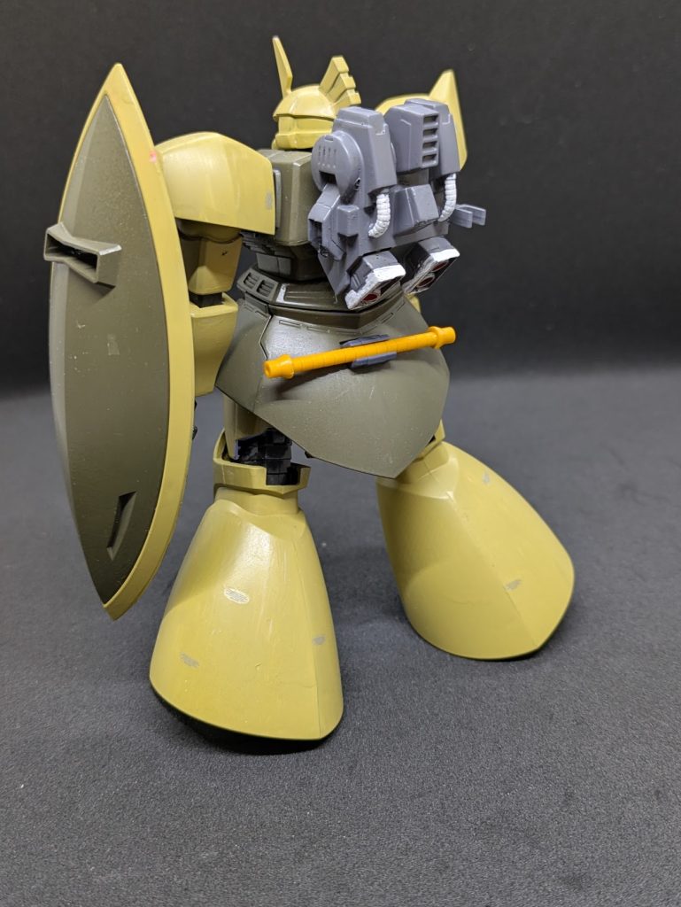 まお艦隊配属後はＢ型のゲルググが配備された。旗艦サドラーズウェルズに所属後は相棒のロリィ中尉と共に主に艦を守る守備隊として活躍する。まお大佐のことは軍人としては評価しているが、配下のパイロットが全員女性で、しかも人事権を利用して集めたとの噂を信じているので、基本的に嫌っている(笑)MS-06D→MS-09F→MS-14Bと乗り継ぎ、アクシズ（ネオ・ジオン）所属時はMS-14Ｊに搭乗する。