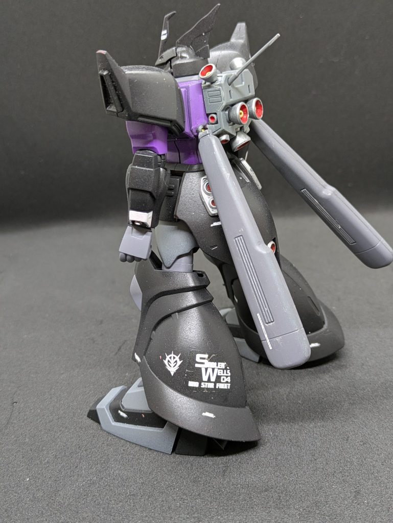 宇宙に帰ってきた際、婚約者が戦死の報を受け、戦場で敵を撃つことは相手にも自分と同じ思いをさせてしまうと考え、しばらく引き金を引くことができなかったが、友人たちを守るために再び立ち上がる。グリシーヌ大尉と同じくジオン公国中でも名家の出身でグラナダから撤退する際に資産を引き出し、まお艦隊逃亡時の軍資金として活用させた。