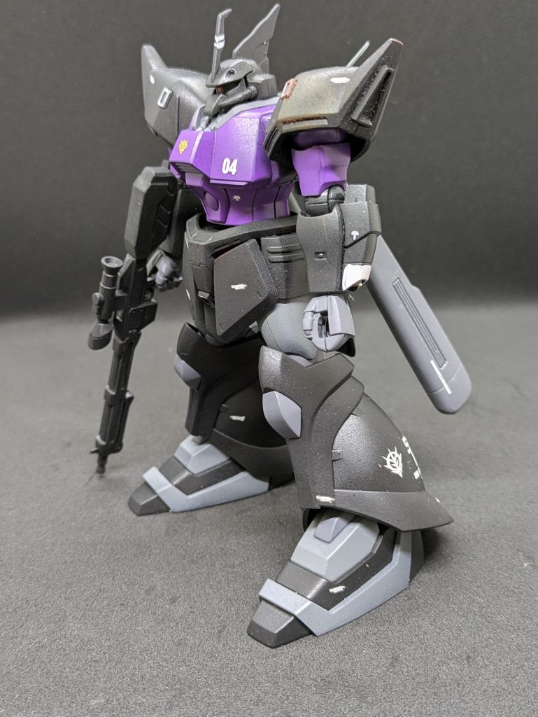 戦闘スタイルは狙撃手。正確無比の射撃でリンダ中尉以上の命中率を誇る。あまり前に出たがるタイプではないので、部隊の後方から的確な射撃の援護を行う。このMS-14JGとは最高の相性を誇る。アクシズに落ち延びた後は、自身のニュータイプ能力を買われキュベレイの試験運用にも携わるが、最終的にはザク3改に搭乗する。