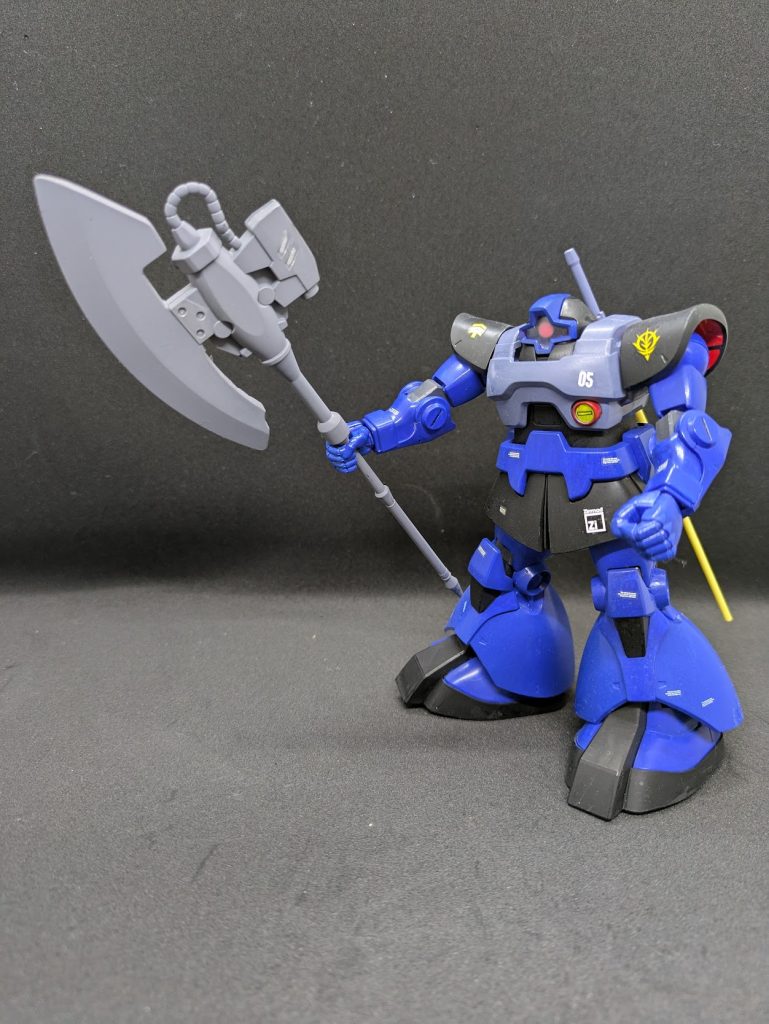 MS-09R グリシーヌ・ブルーメール大尉専用リックドム。ジオン公国軍でも屈指の名家の出。貴族は民衆を守るのが当然ということで、独立戦争に参加した。ヨーロッパ戦線でMS-09ドムに乗ってから、ドムに惚れ込み、宇宙にもその時に乗っていたドムを宇宙用に換装し、持ち込んでいる。格闘戦を好み、大型ヒートホークを愛用する。まお艦隊所属直後、まお大佐と反目するも格闘模擬戦でのj決闘で負けてからは、大佐に心髄する。まお艦隊の副隊長で階級は大尉となっている、