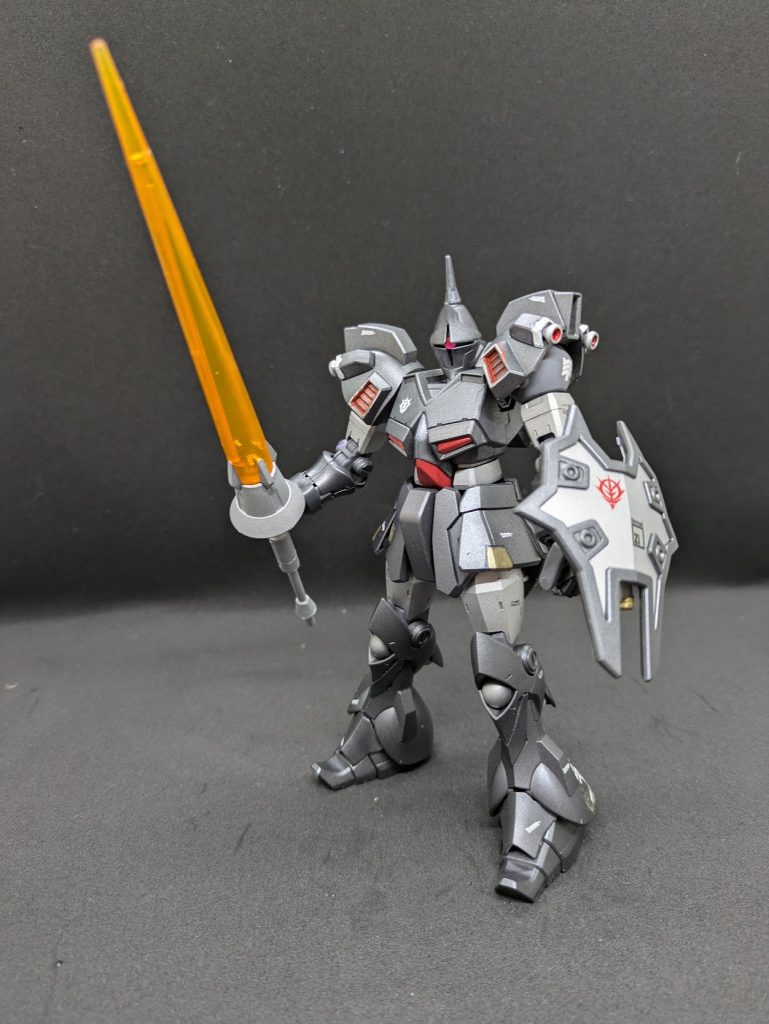 キットのこと。プレミアムバンダイ(以下プレバン)の限定商品でした。初めてプレバンを利用しました。リバイブ版ギャンをベースにしているので、可動などは良好です。ランスが予想以上に長く、重いです。私のは大丈夫でしたが、友人のは保持できないみたいで、困っていました。そのかわり私のは両膝から下が油断するとスポッと抜け落ちます。個体差があるのかも。自立しますが、ランスとバックパックが重くなった分、倒れやすく感じますが、メチャメチャかっこいいので、後悔は全くありません。あと1機買っておけばよかったなー。今となっては1人1限定でしょうけど、ぜひ再販してください。あとB型も販売してください。お願いします。マジでかっこいいキットです!!