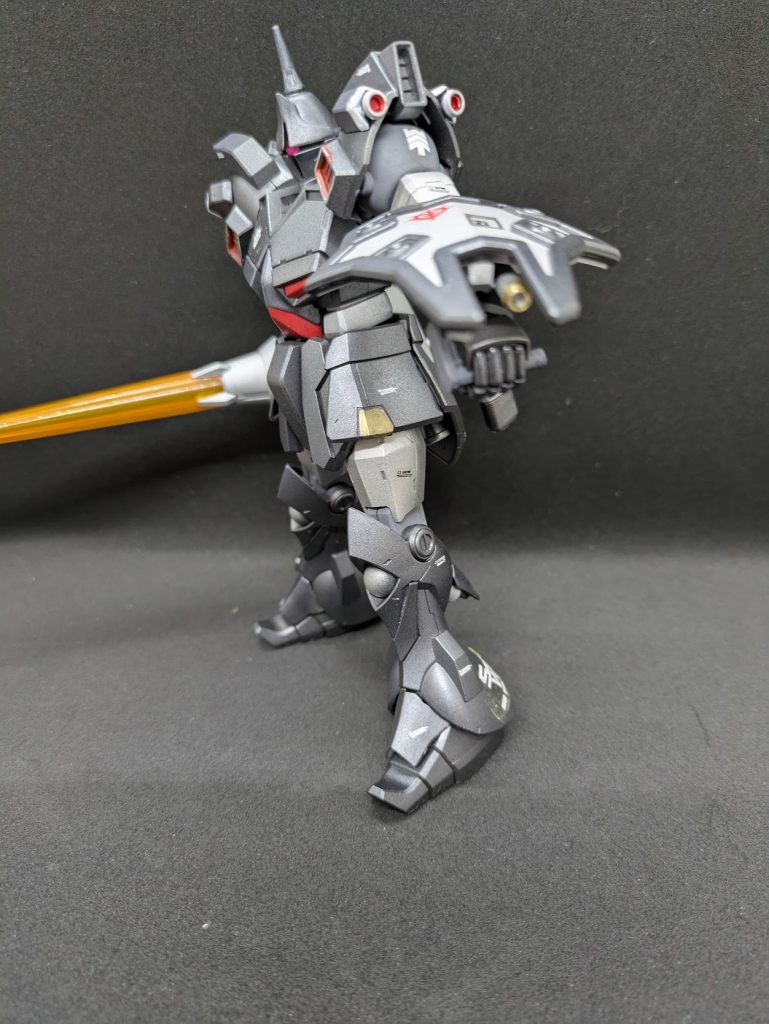 宇宙を彷徨うこととなったが、その間にまお大佐のギャンは様々な改修が行われた。1.各部バーニアの追加。2.突きの動作の高速化に耐えられる手首の強化。3.サーベルよりもリーチの長いランス化。