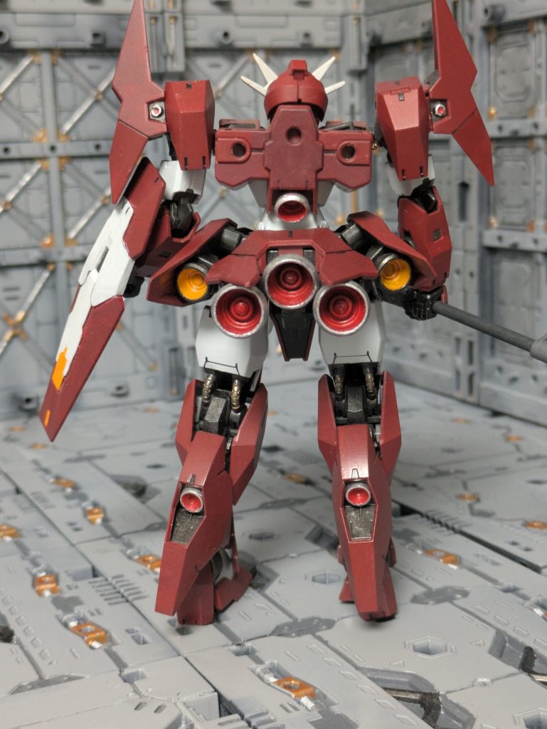 ガンヴォルヴァの両腰部パーツや、本来ルブリスソーンの腿に付いていたブースター?をふくらはぎに移設し、推進力を高めています。
