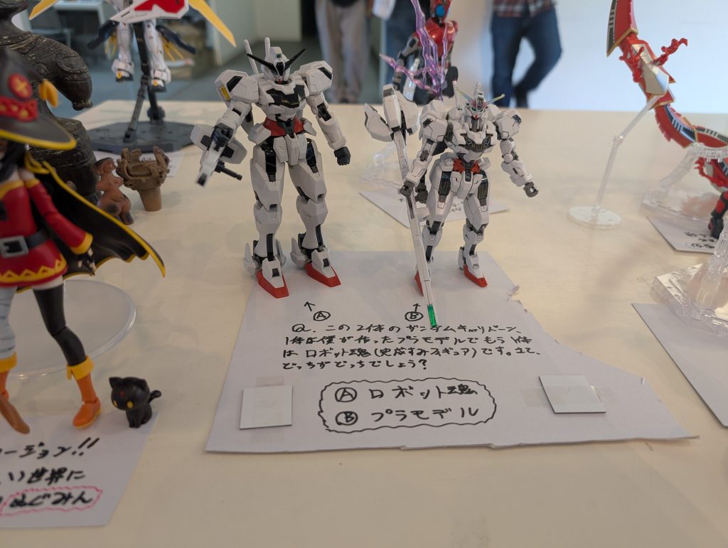 正解は左がロボット魂、右がプラモデルです。