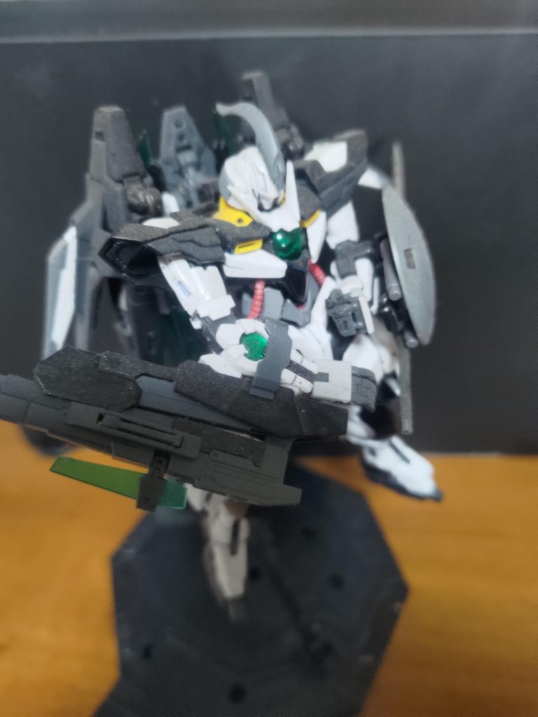 スピードで翻弄しつつ、ロングレンジのライフルと接近戦の刀で敵機を仕留める。