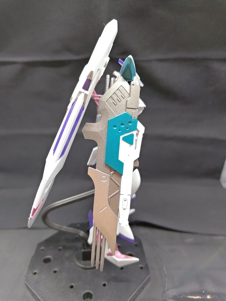 背面から見た時のマガノイクタチの縁、シルバーのポイントっぽく見せてますが単に塗り忘れただけです。特殊モナカ構造ェ…トリケロスのランサーダートは、表面から見える部分だけ鋸入れて分割。