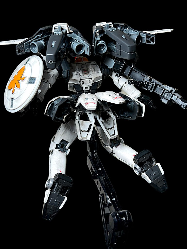 トールギスは背中のバーニアを見せて加速するシーンも印象的です。